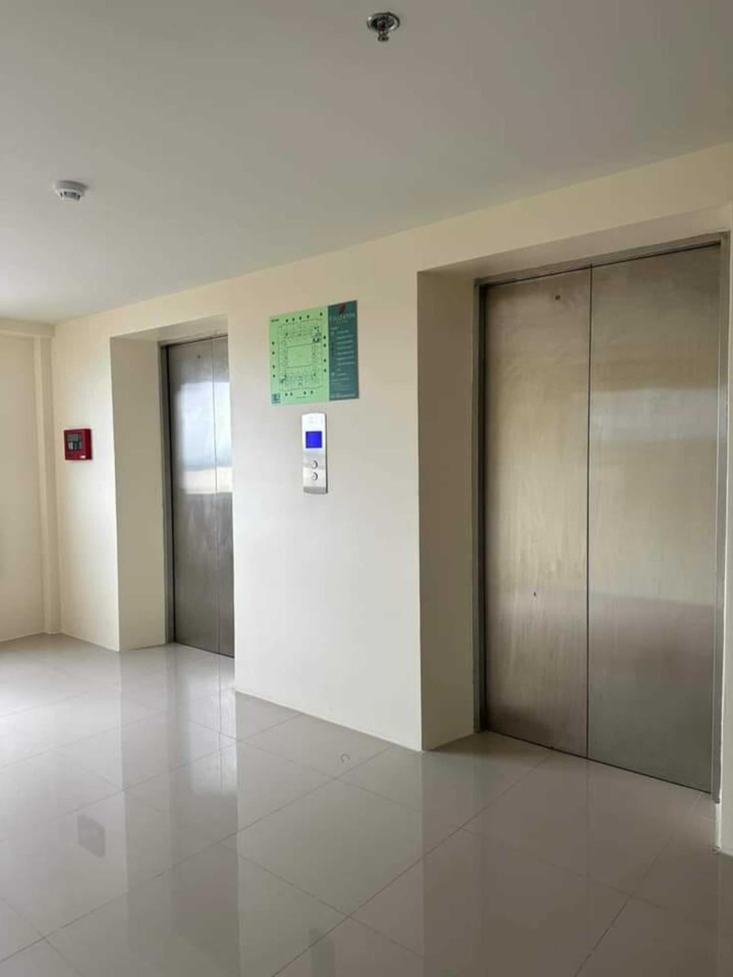 Puting Kahoy Fullerton Suites מראה חיצוני תמונה
