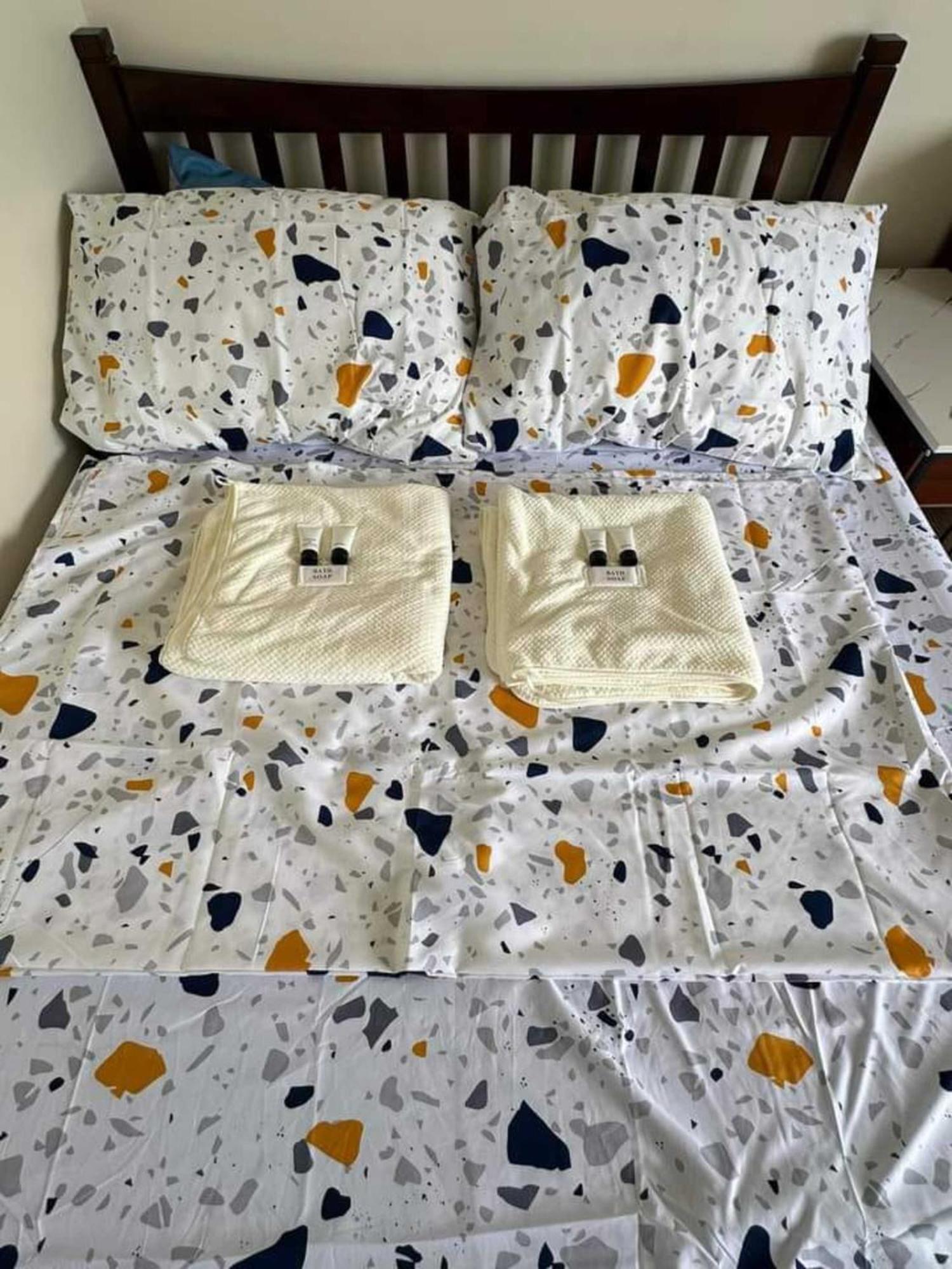 Puting Kahoy Fullerton Suites מראה חיצוני תמונה